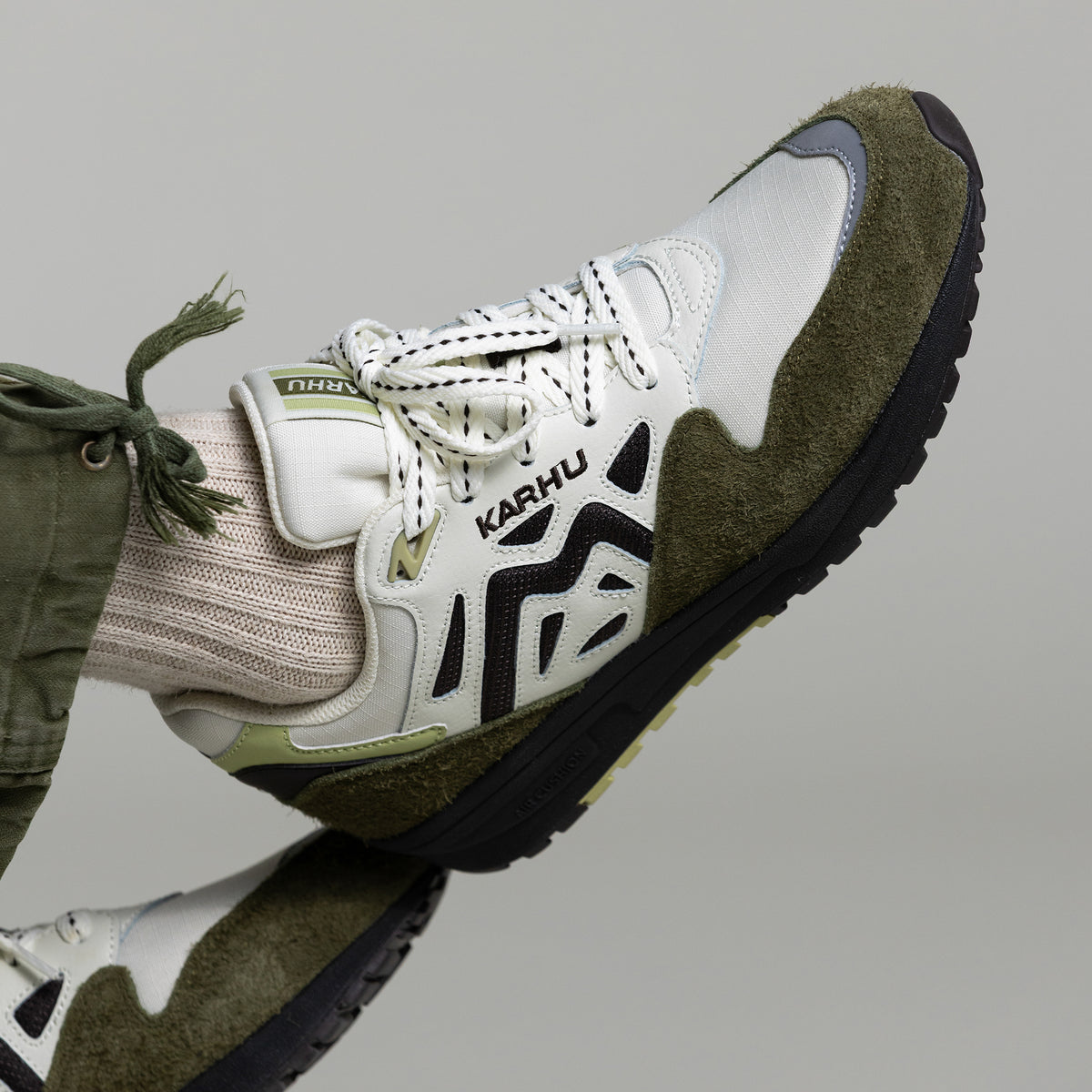 Karhu Legacy 96 - Avocado / Chocolate Torte