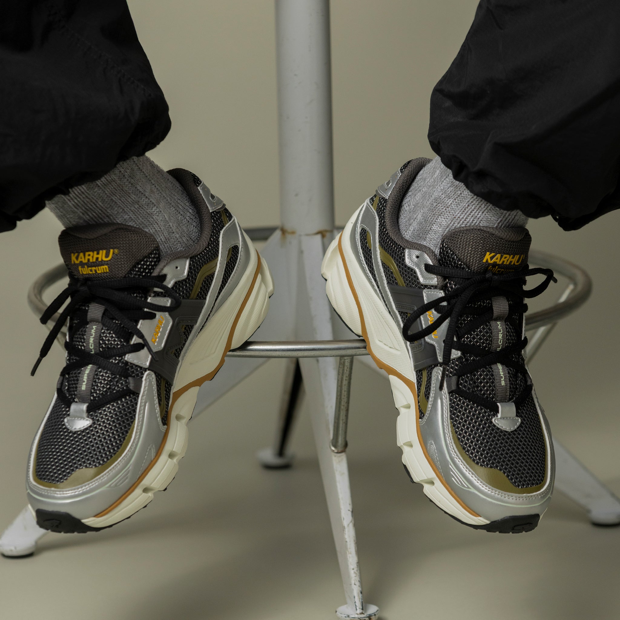 Karhu Super Fulcrum Silver - Dark Gull Gray
